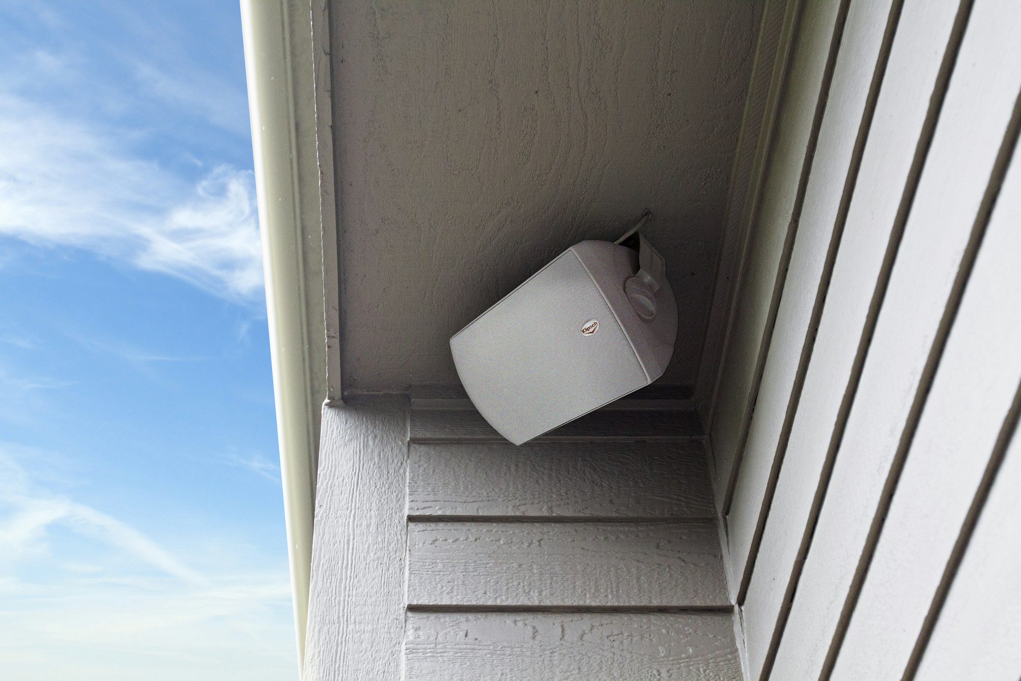 Altavoz de intemperie AW-650 montado en una casa